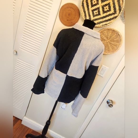 Black And Gray Colorblock Sherpa Jacket - Picture 6 of 7